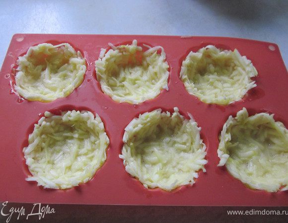 Кабачковую массу распределяем по дну и стенкам формочек.