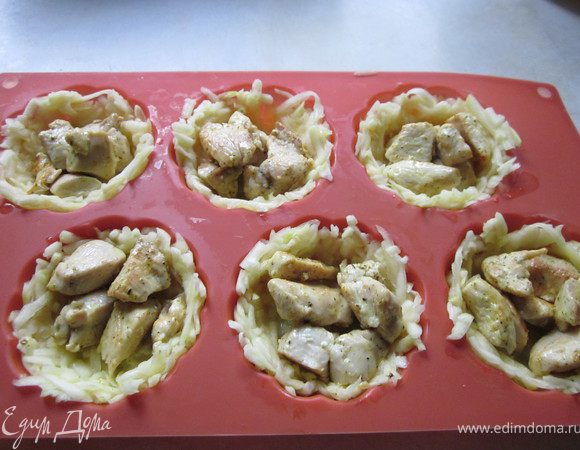 Заполняем середину куриным филе.