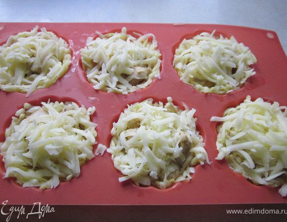 Посыпаем натертым сыром, у меня был моцарелла, но подойдет любой. 