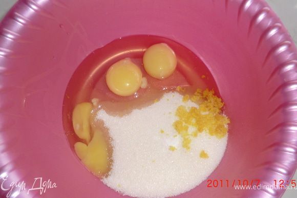 Приготовим тесто для вафель: 3 яйца взбить с 1 стак. сахара, ванилином и цедрой.