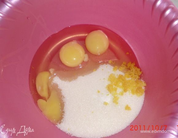 Приготовим тесто для вафель:
3 яйца взбить с 1 стак. сахара, ванилином и цедрой.