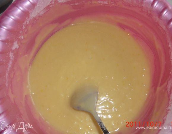 Всыпать 1,5 стакана муки.Тесто готово! Оно должно быть как на оладьи, не слишком густое, но и не слишком жидкое По 1 ст. л. выкладываем тесто, закрываем вафельницу и жарим вафли.Сворачиваем в трубочку.