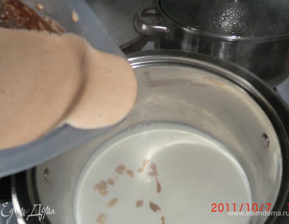 Пол-литра молока прогреть в кастрюле с толстым дном, но не до кипения, до 40*С примерно. Влить сахарно-яичную смесь в молоко тоненькой струйкой, постоянно помешивая.