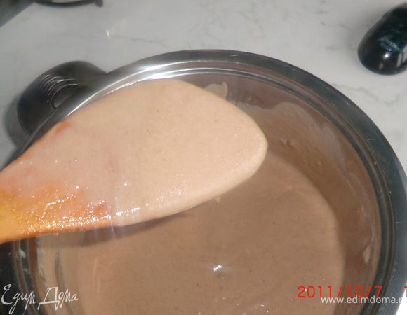 Проварить крем на среднем огне, постоянно мешая деревянной лопаткой по дну, но не до кипения. Появятся первые пузыри - и снимаем с огня. Крем мешать энергично, особенно в конце варки, иначе подгорит.Крем получится густой! Оставляем для охлаждения. Остынет, отправляем в холодильник. 1 пачку масла выложим из холодильника для размягчения.Миксером взбить 1 пачку размягчённого масла и добавлять крем по одной ложке, не прекращая взбивать.Готовый крем убрать в холодильник на пару часов. Крем очень вкусный получается!
