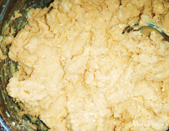 Взбить яйца с сахаром и ванильным сахаром. Добавить соду и соль, творог и перемешать. Засыпать муку и перемешать еще раз. Тесто получится немного липким и густым.