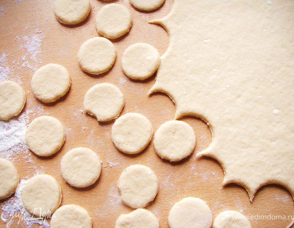 Раскатать примерно 0,5 см толщиной тесто и вырезать маленькие кружочки (я вырезаю бокалом для шампанского). 