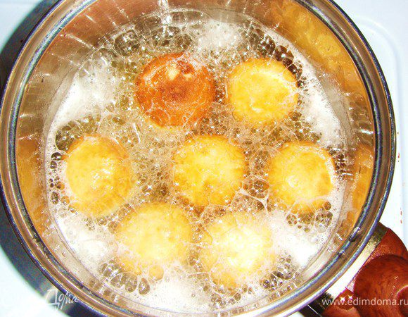 Жарить на раскаленном масле с двух сторон до золотистого цвета. Не делайте слишком большой огонь, иначе они внутри останутся сырыми, а если слабый промаслятся.