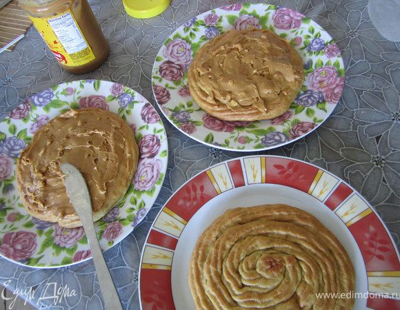 3. Смазать коржи арахисовым маслом (можно и ореховой пастой типа Нуттела).