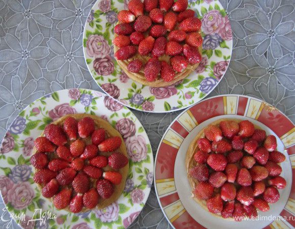 4.  Выложить целую клубнику. 