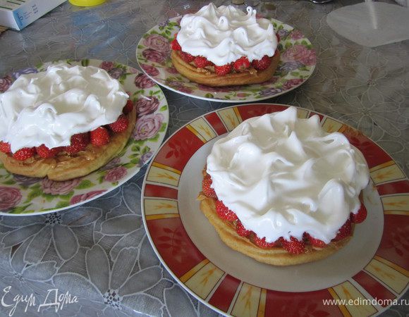 5. Взбить белки. Добавить сахар. продолжая взбивать. 