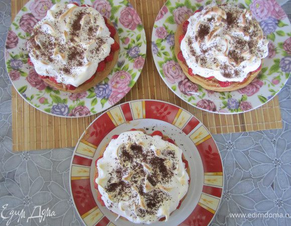 8. Остудить совсем немножко, посыпать тертым шоколадом (от теплых белков шоколад немного прилипнет)