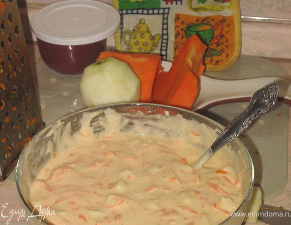 очищенные яблоки нарезать кубиками.тыкву натереть на крупной тёрке.яблоки и тыкву перемешать с тестом.форму смазать маслом.выложить массу и выпекать.