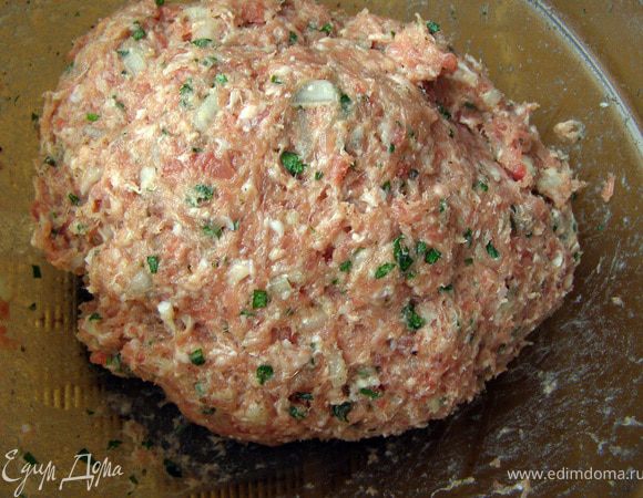 В мясной фарш добавить мелко резанный лук, очень мелко рубленный (но не давленный) чеснок, не слишком мелко рубленную зелень, специи и соль. Фарш вымесить хорошо. Я его для мягкости ещё отбиваю таким вот образом: забираю всё количество фарша в руку, поднимаю вверх сантиметров на 30 и со всего размаху резко бросаю в чашу. Так повторяю раз 10. Фарш становится очень нежным.