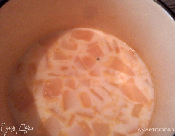 Тыкву очистите и нарежьте небольшими кусочками. Положите в кастрюлю, добавьте воду и варите до мягкости тыквы. Затем добавьте молоко. 