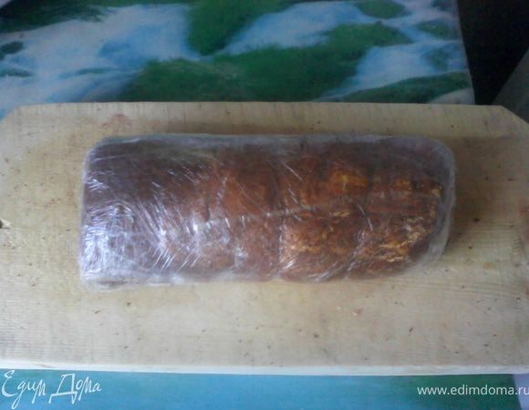 Со всех сторон хорошо обвалять в приправе, завернуть в пищевую пленку, убрать в холодильник на 30 минут мариноваться.