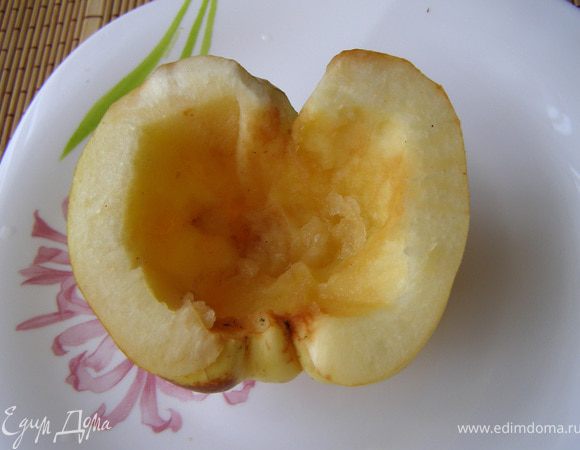 Пока фарш пропитывается всеми ароматами, из половинок айвы вырежем мякоть, оставив стенки толщиной примерно 1 см.