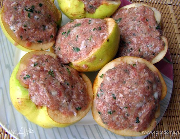 Начиним каждую корзинку фаршем плотно, с горкой.
Уложим корзинки на листе с бортиками, смазанном  маслом, поставим запекать в прогретую до 200 гр. духовку на 20 мин. Фарш сверху должен слегка зарумяниться.