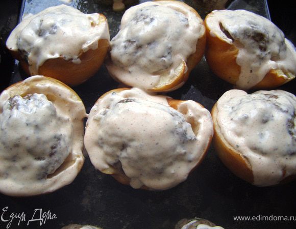 Вынимаем лист с айвой, откладываем 2 ст.л. соуса, а остальным сверху польём корзинки, так айва с начинкой будет более сочной. 
Затем уменьшим температуру до 170-180 гр., нальём на дно воды на 0,5 см (у меня был мясной бульон).  Продолжим запекать ещё 20-30 мин (готовность проверяется прокалыванием айвы - если нож входит без затруднений, то достаточно).
