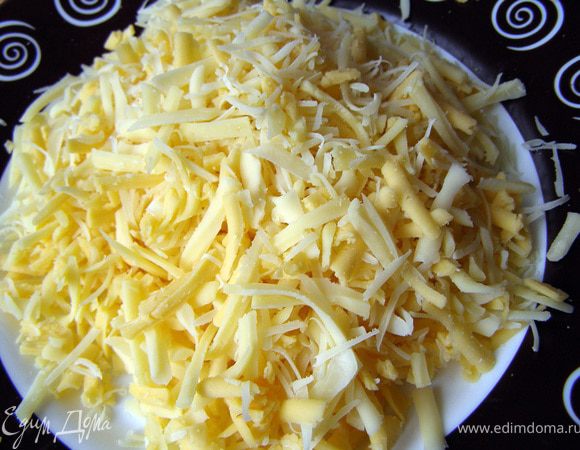 Сыр  натереть на тёрке. 
Я взяла 120 г сыра Ламбер и Российский, натёртого на крупной тёрке и 30 г Пармезана, тёртого на мелкой. И перемешала их.