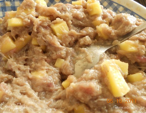 пока тесто отлеживается приготовим начинку: лук режем мелкими кубиками, картофель тоже мелкими кубиками,и смешиваем с готовым фаршем, добавляем тыквенное пюре, солим, перчим и начинка готова