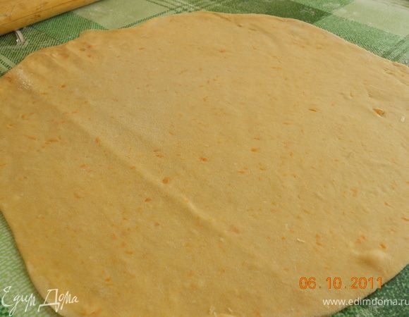  и так тесто отлежалось, вынимаем из холодильника, режем на 4 части, каждую подмешиваем с мукой и раскатываем  не слишком тонко