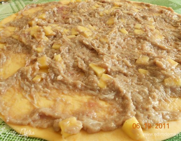 на раскатанное тесто выкладываем начинку распределяя ее по всему тесту равномерно