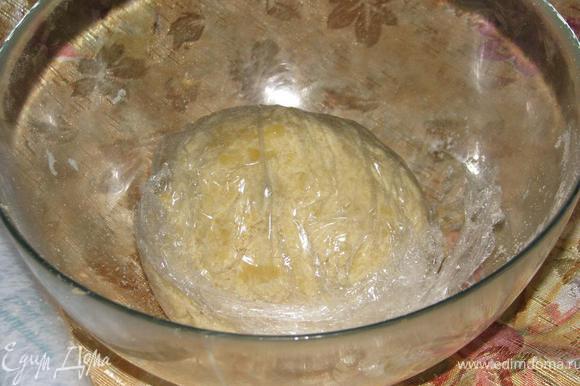 Масло трем на терке и смешиваем с мукой, яйцом и солью. Получившееся тесто заматываем в пищевую пленку и убираем в холодильник на 30 минут.
