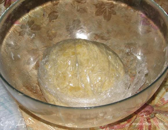 Масло трем на терке и смешиваем с мукой, яйцом и солью.
Получившееся тесто заматываем в пищевую пленку и убираем в холодильник на 30 минут.
