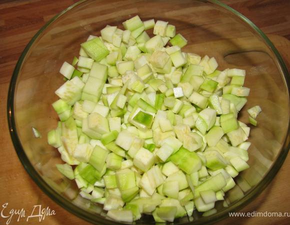 Чистим, режем кубиками кабачки, солим.
