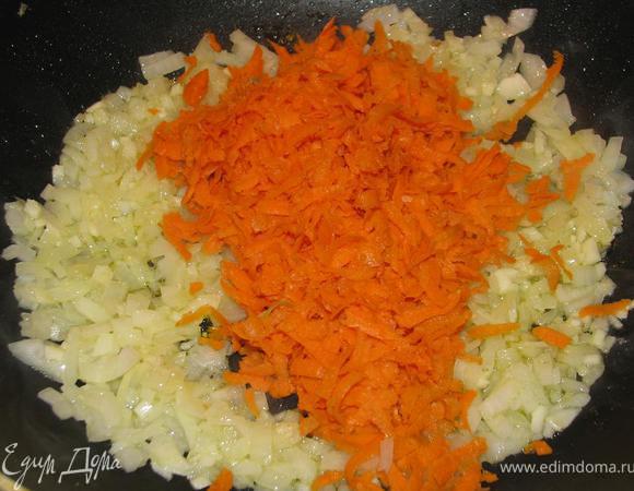 Мелко режем лук и чеснок.
В сковороде разогреваем оливковое и сливочное масло.Пассеруем лук и чеснок до прозрачности. Добавляем тертую морковь. 
