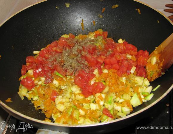 Растираем смесь перцев в ступке с прованскими травами. Ошпариваем кипятком помидор. Очищаем его от кожуры и режем кубиками. К остывшим овощам добавляем помидор и приправляем специями. 