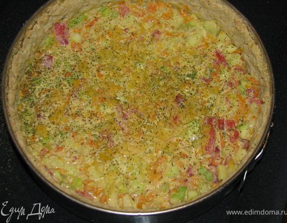 Взбиваем блендером творог и яйца с щепоткой соли до кремообразной консистенции.
Соединяем овощи с творожным кремом, выкладываем на тесто, присыпаем тертым сыром и сушеной петрушкой. 