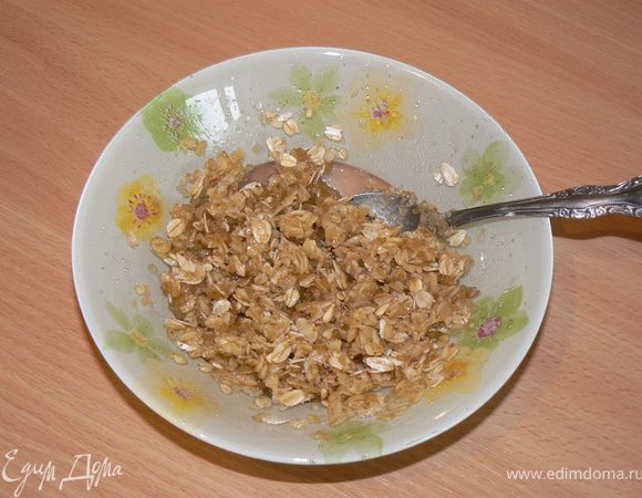 Сначала приготовим штрейзель. Растопить масло,добавить сахар,хлопья,перемешать.Отставить в сотрону.