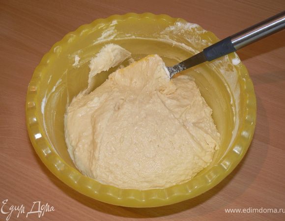 Попеременно добавить 1/3 мучной смеси, молоко, 1/3 мучной смеси, сметану и остаток мучной смеси