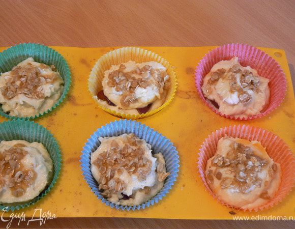 В конце добавить порезанные на кусочки сливы.Выложить  тесто в формочки и посыпать овсяной смесью. Выпекать при 180-200 С ок. 30 минут,до золотистого цвета.Готовность проверить деревянной шпажкой.