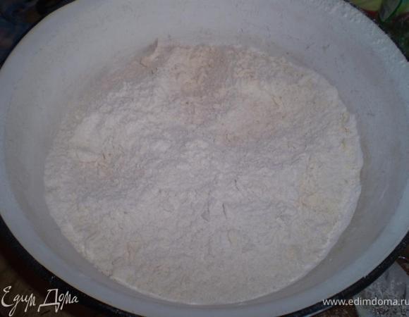 Муку перетираем с оставшимся сахаром, солью, развыхлителем и сливочным маслом в крошку