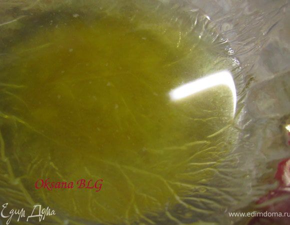 Желатин залить 2 ст.л. горячей воды. Дать постоять 5 минут, перемешать что  бы разошлись все крупинки.