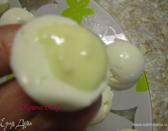 Застывшее суфле достать из формочек. Растопить белый шоколад и скрепить их полусферы в шарики.