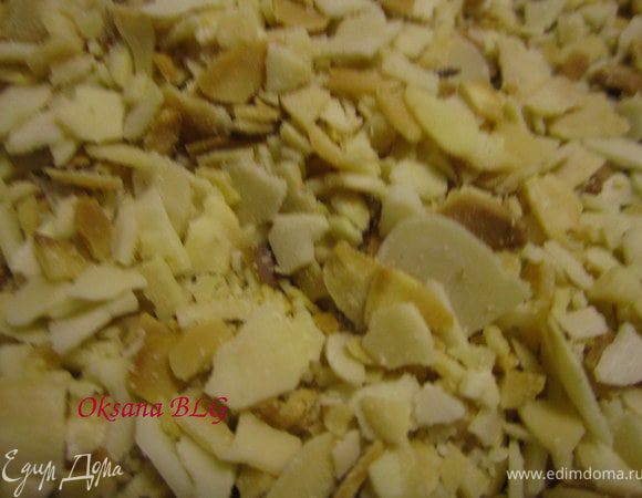 Миндальные хлопья немного подсушить. Измельчить в среднюю крошку.