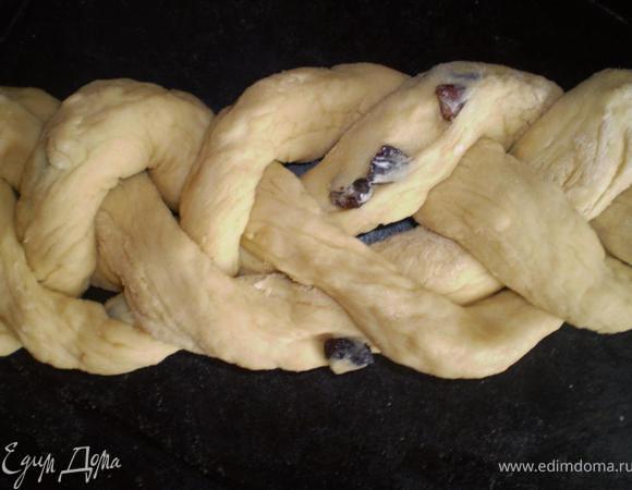 Тесто разделим на 9 частей и раскатаем их в колбаски примерно 30 см в длину. 4 из них переплетаем между собой