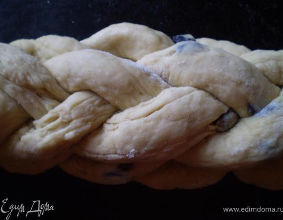 Еще из 3 колбасок плетем косичку и ложим ее на основу