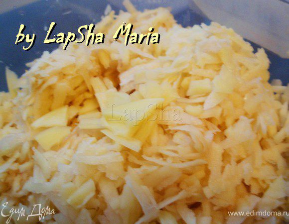 Картофель чистим, моем, трем на крупной терке.
