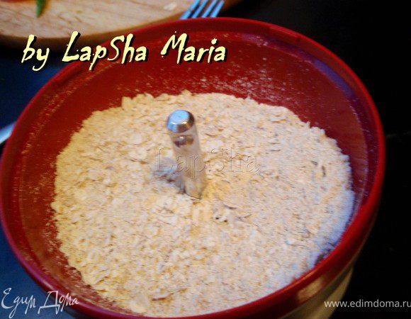 Хлопья измельчим в блендере или кофемолке. Они впитают лишнюю влагу и скрепят картофель.