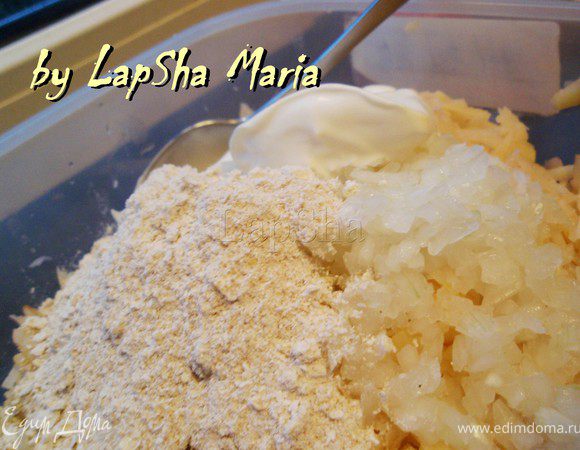 К картофелю добавим измельченные хлопья, соль, перец, куркуму для цвета, нашинкованный мелко лук, сметану и йогурт для клейкости. Все хорошо перемешаем.