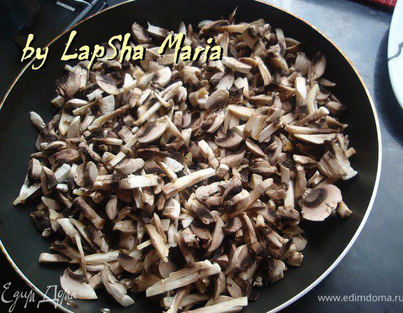 Грибы мелко нарезать и отправить на сухую сковороду.