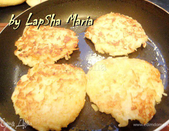Формируем оладья и обжариваем на масле с двух сторон до золотистой корочки. Оладья формируются легко и прекрасно держатся несмотря на то, что нет яиц. 
