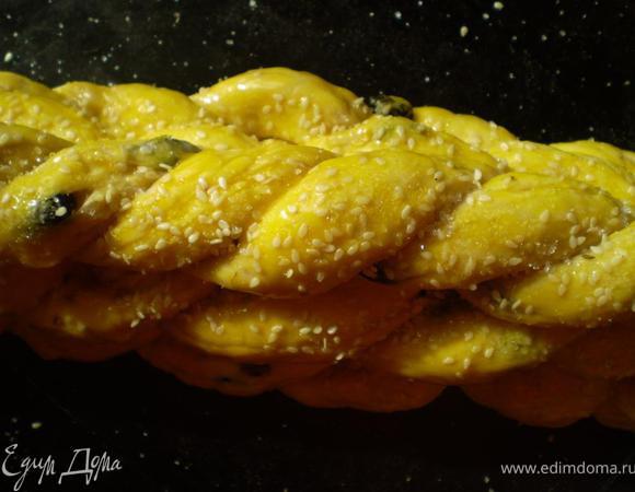 Смазываем плетенку желтком, присыпаем кунжутом и сахаром и отправляем в духовку на 40 минут при 200 гр. (это в моей духовке, если у вас хорошее напряжение дома то можно при 180 выпекать). Первые 10 минут лучше включать только нижнюю спирать, а потом и низ и верх, так тесто лучше поднимется