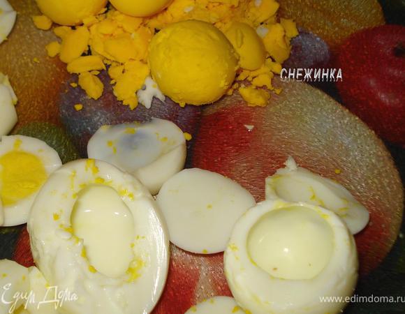 Яйца сварить вкрутую. Почистить, срезать «крышечкой» тупой конец (в принципе можно разрезать каждое яйцо на две половинки) и извлечь желток. 