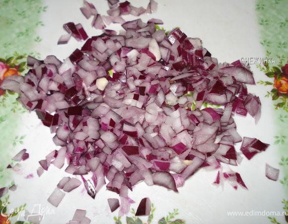 Лук измельчить по возможности мелко.