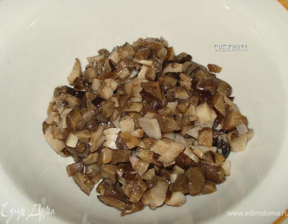 Грибы отварить в подсоленной воде, когда остынут мелко порезать.